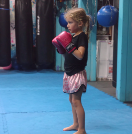 u8881276218_a_little_girl_aged_8_years_learning_muay_thai_blu_23ec44ed-f19b-4bac-abc9-1e04fe3e5bb0_0